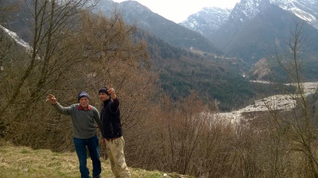 Carlo e Federico, sullo sfondo il lago del Vajont e il Monte Toc
